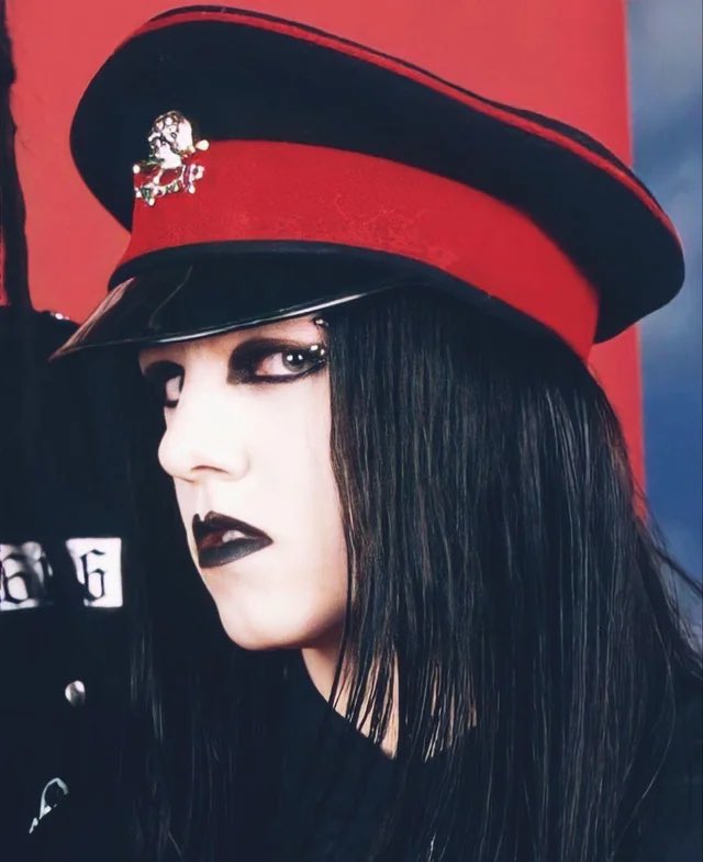 05_051789's tweet photo. big fan of this joey jordison look https://t.co/FlsYKFSvIz