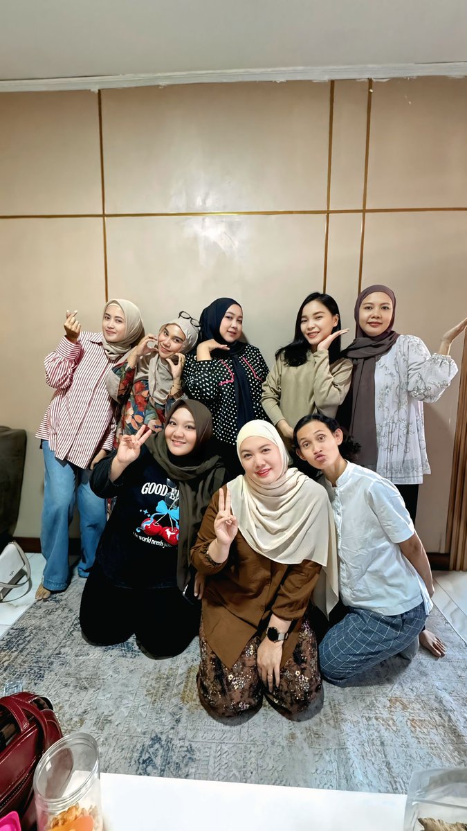 elyzaicha's tweet photo. I love u to the moon n back kalian yg ada di saat aku terpuruk 😇 https://t.co/KRGXcr3bv2