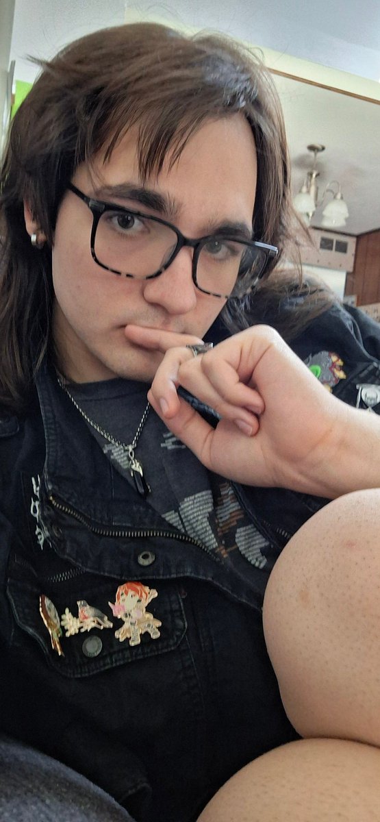 AvianBard64's tweet photo. Selfie dump https://t.co/DHg3VbT805