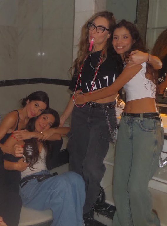 tuitalarye's tweet photo. a foto em família 😔 stalia e suas filhas gêmeas https://t.co/O09pjFeG93