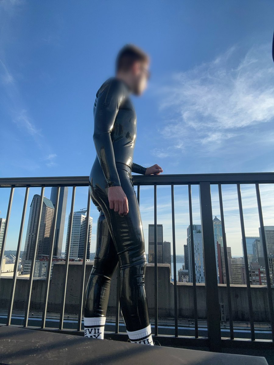 Latex Rocker / Rubberium tweet media