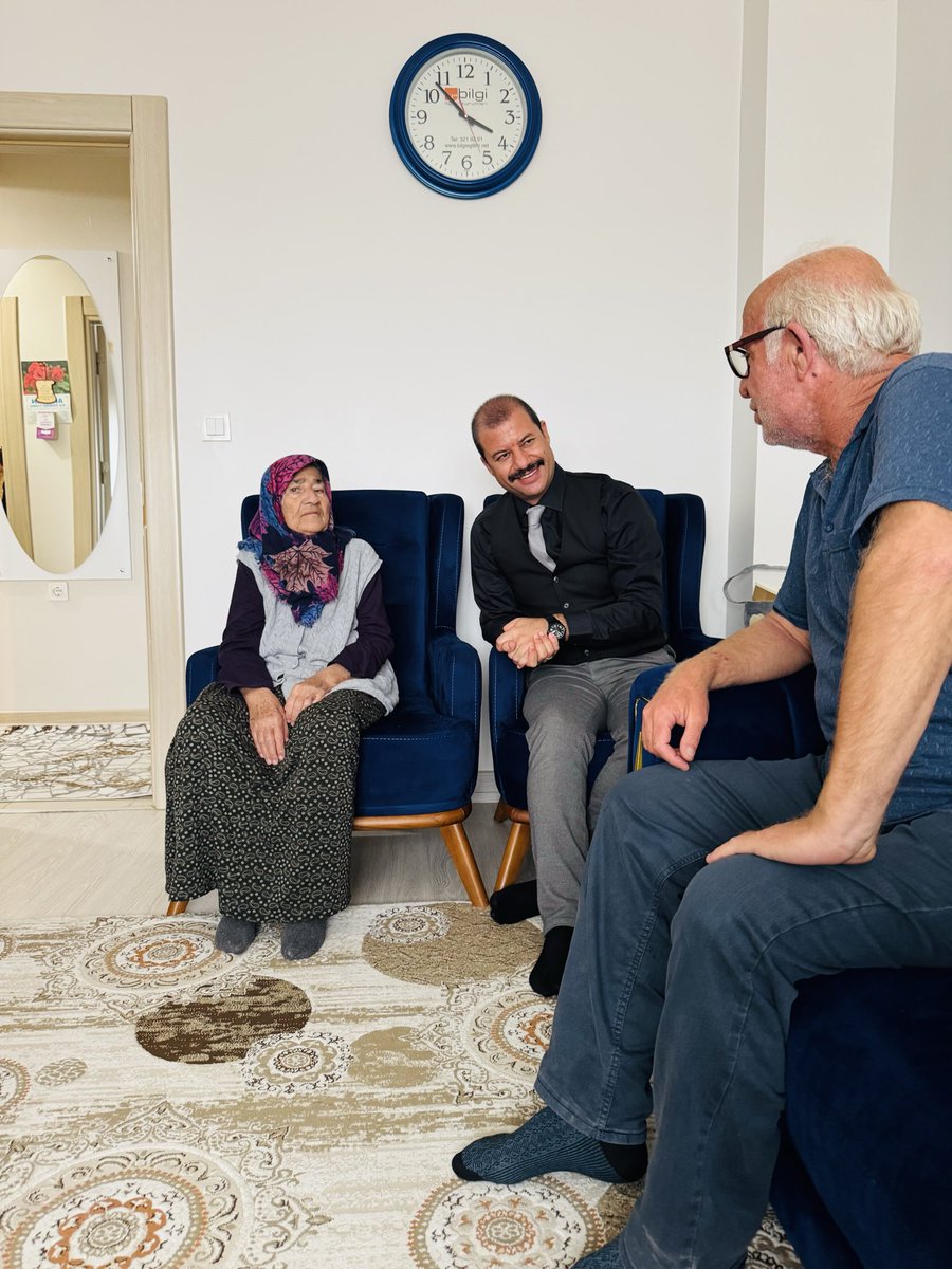 akorenkaymakam's tweet photo. 📍Şehit Ailesi Ziyaret Edildi

✅ Kaymakamımız Sn. İsa BERTAN, Şehit Hayati YONCALIK’ın  kıymetli annesi Ayşe YONCALIK’ı ve ailesini ziyaret ederek Kurban Bayramlarını kutladı. https://t.co/Pd6YSXVSfu