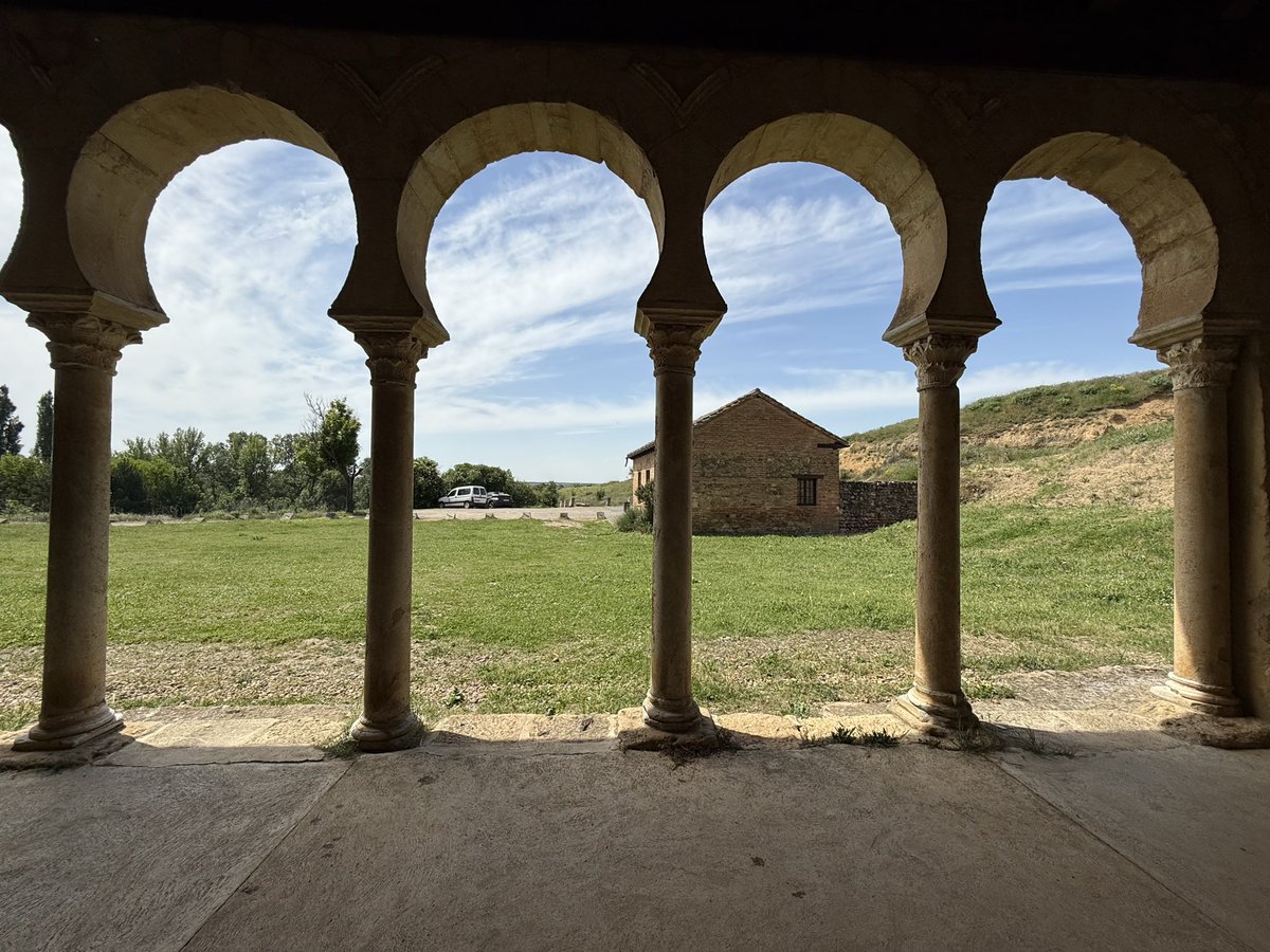 ptqma's tweet photo. ��Monasterio de San Miguel de Escalada
レオン/Leónからくるバスがマンシージャ/Mansillaを通るのでどちらからでもいけるはずだが、私が行ったのは日曜日でバスが無かった😇（往復25kmくらい歩いた）
この修道院の営業日が木金土日なのとバスは平日しかないのでタイミング合わないと難しいかも https://t.co/P4tXC79pGO