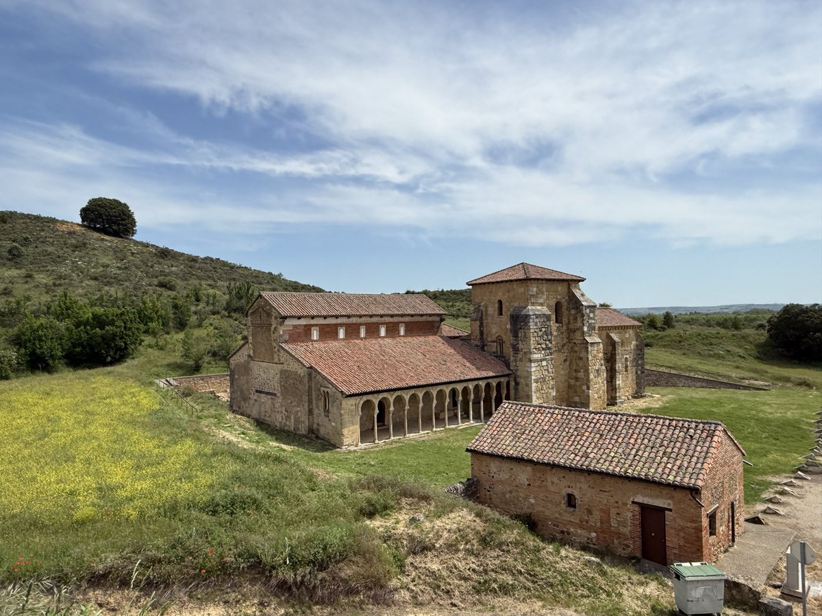 ptqma's tweet photo. ��Monasterio de San Miguel de Escalada
レオン/Leónからくるバスがマンシージャ/Mansillaを通るのでどちらからでもいけるはずだが、私が行ったのは日曜日でバスが無かった😇（往復25kmくらい歩いた）
この修道院の営業日が木金土日なのとバスは平日しかないのでタイミング合わないと難しいかも https://t.co/P4tXC79pGO