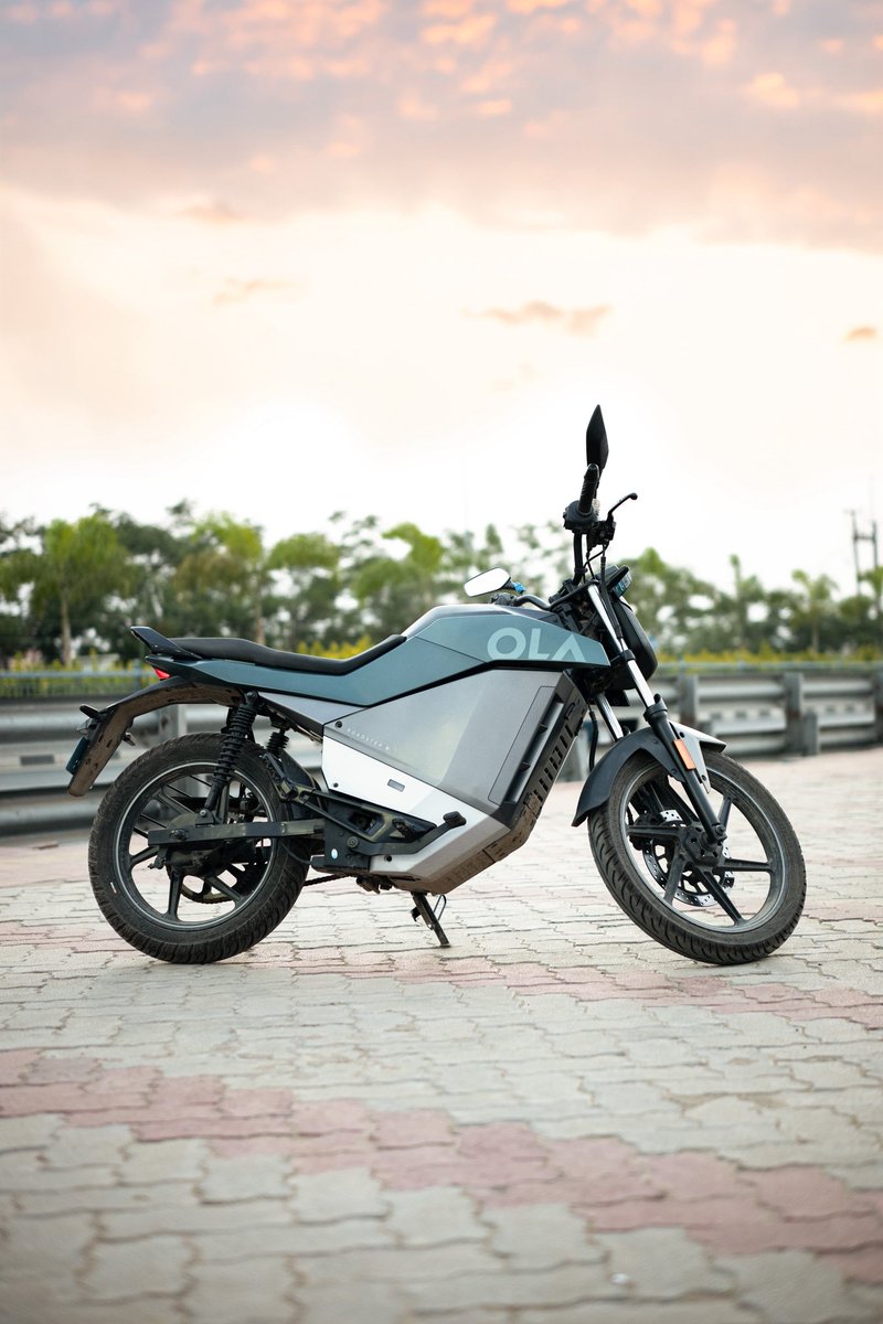 amar_spidy's tweet photo. ⚡ look at the Ola Roadster X+ 4.5kW! Futuristic design, silent performance &amp; electric power packed into one machine 🔋🏍️ @OlaElectric 
The EV future is here. Would you ride this? 👀
#OlaRoadsterXPlus #OlaElectric #ElectricBike #EVIndia #RideElectric #FutureIsElectric #Tech https://t.co/ssC0GenrFZ