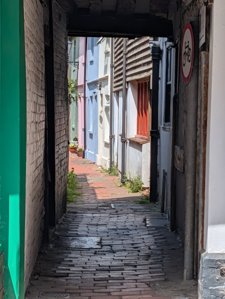 CyberSaffron's tweet photo. Today's featured photographer (borrowing my phone) is Pearl aged 11 🤩

Lewes https://t.co/KwGr0MG3Ff