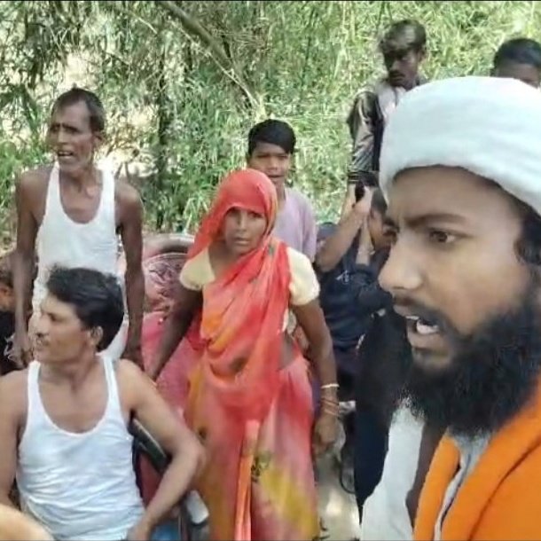 SurajKrBauddh's tweet photo. भगवान ब��द्ध की प्रतिमा का विरोध।

BJP सरकार में बौद्ध धर्म के प्रति बढ़ रही नफरत शर्मनाक है। इसे वैश्विक स्तर पर उठाया जाना चाहिए।

यूपी के हरदोई में मौर्या समाज के लोग अपनी निजी जमीन पर भगवान बुद्ध की मूर्ति स्थापित कर रहे हैं तो प्रशासन उनका उत्पीड़न कर रहा है। जमीन हमारी है। हम चाहे जिसकी प्रतिमा स्थापित करें, इससे सरकार, प्रशासन और जातिवादियों को पीड़ा क्यों हो रही है? यह बौद्ध धर्म के अनुयायियों की धार्मिक स्वतंत्रता का घोर उल्लंघन है। संविधान हमें धार्मिक स्वतंत्रता का अधिकार देता है। फिर प्रशासन कौन होता है जो असामाजिक तत्वों और जातिवादी मीडिया के दबाव में आकर लोगों को प्रताड़ित करे?

मौर्या समाज के लोग तेजी से बौद्ध धर्म में घर वापसी कर रहे हैं। इसी से विरोधी लोग बौखलाए हुए हैं। निजी जमीन पर भगवान बुद्ध की प्रतिमा स्थापित करने से रोकने वाले मनुवादी तत्वों पर कार्रवाई करने के बजाय प्रशासन मौर्य समाज के पीड़ितों पर ही कार्रवाई कर रहा है। दो बौद्ध उपासकों को गिरफ्तार भी किया गया है। यह घोर अन्याय है और हमारे मौलिक अधिकारों पर आघात ��ै। भाजपा सरकार और प्रशासन पक्षपात कर रहे हैं।

अंतरराष्ट्रीय मंचों पर स्वयं को बुद्ध के देश का बताकर अ��नी छवि सुधारने वाले प्रधानमंत्री नरेंद्र मोदी को इस पर संज्ञान लेना चाहिए। उत्तर प्रदेश में जातिवादी गुर्गों का मनोबल इतना बढ़ गया है कि अब वे हमारी निजी जमीन पर भी हमें प्रतिमा स्थापित करने से रोक रहे हैं। साथ ही प्रशासन पीड़ित पक्ष के युवाओं को ही गिरफ्तार कर रहा है।

शर्म और लानत की बात यह है कि मनुवादियों के इस भेदभावपूर्ण रवैए में भाजपा सरकार और प्रशासन भी शामिल दिखाई दे रहे हैं। आगाम��� चुनाव में बहुजनों को एकजुट होकर भाजपा को सबक सिखाने की जरूरत है। बौद्ध धर्म के प्रतीकों और उसके अनुयायियों पर हमला बिल्कुल भी बर्दाश्त नहीं किया जाएगा।