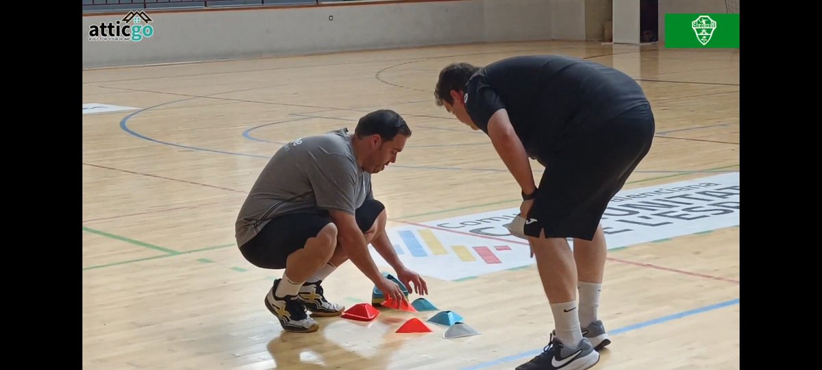 JaviMB88's tweet photo. Según se ha informado, la incorporación de Alberto Rodríguez en el Club Balonmano Elche es para la próxima temporada 2026-2027 pero... ¿quién ha dirigido el último entrenamiento de la presente campaña esta tarde junto con Rocamora? Ah.
¡Buenas noches! https://t.co/pO1F5inPhJ