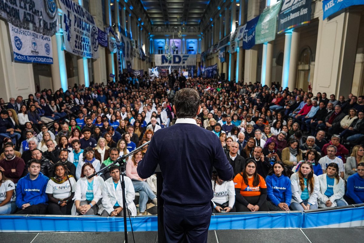 Kicillofok's tweet photo. En la provincia de Buenos Aires, a pesar de la asfixia y la deserción del Gobierno Nacional, hicimos una transformación histórica del sistema sanitario. Con esfuerzo, inversión y amor al pueblo sostuvimos la atención médica, equipamos nuestros hospitales y centros de salud, ampliamos la entrega de medicamentos y defendimos el derecho de los bonaerenses.