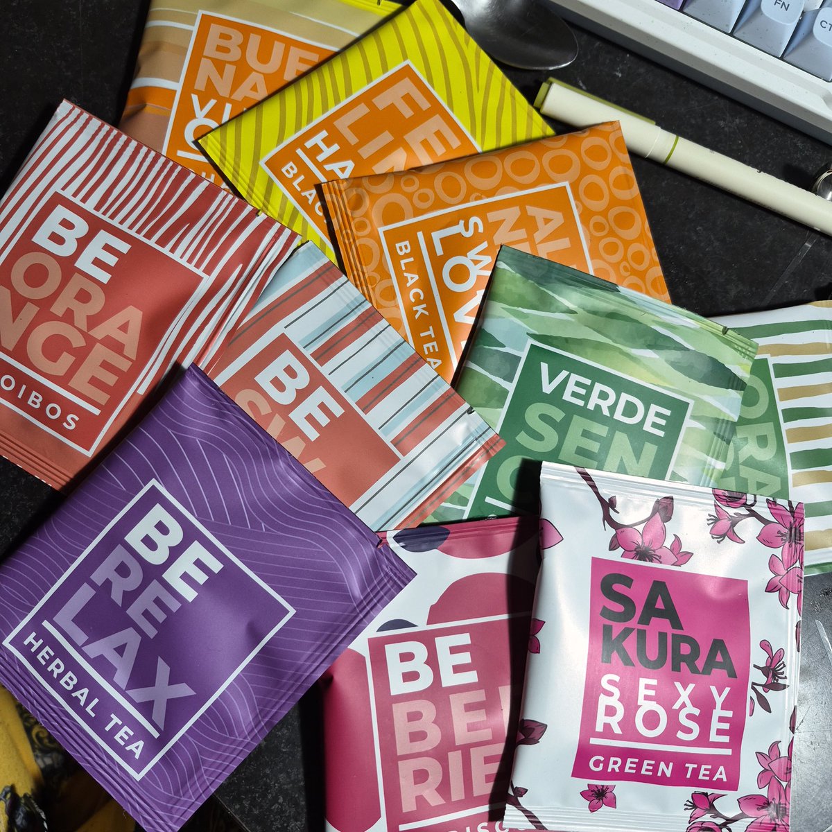 scaledgris's tweet photo. Soy COMPLETAMENTE FAN de esta caja de Inti tea que tiene uno de cada sabor como para probar 10/10, igual el packaging de la caja me caga que np diga en ningun lado la marca -10 a eso
-
Pero los sobres son re lindos (sacando de lado las palabras sin interlineado) https://t.co/YfZUUgUWyj