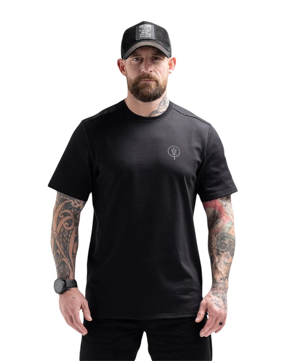 leiv_post's tweet photo. @diegohbkforever @TTendenciaX ¿De qué marca es este logo? Es que no es el mismo que el de la otra foto original de Henry Cavill, que es de la marca Scramble con colaboración de Thrudark, jajaja. https://t.co/qnDhka88bI