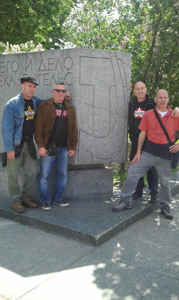 BANDA_BASSOTTI's tweet photo. MOCKBA 2012 - Avanzi de Cantiere - Sotto la statua di Carlo Marx, la mattina prima del concerto visitando la Storia ✊🏼🚩 https://t.co/p9fAAsNq1M