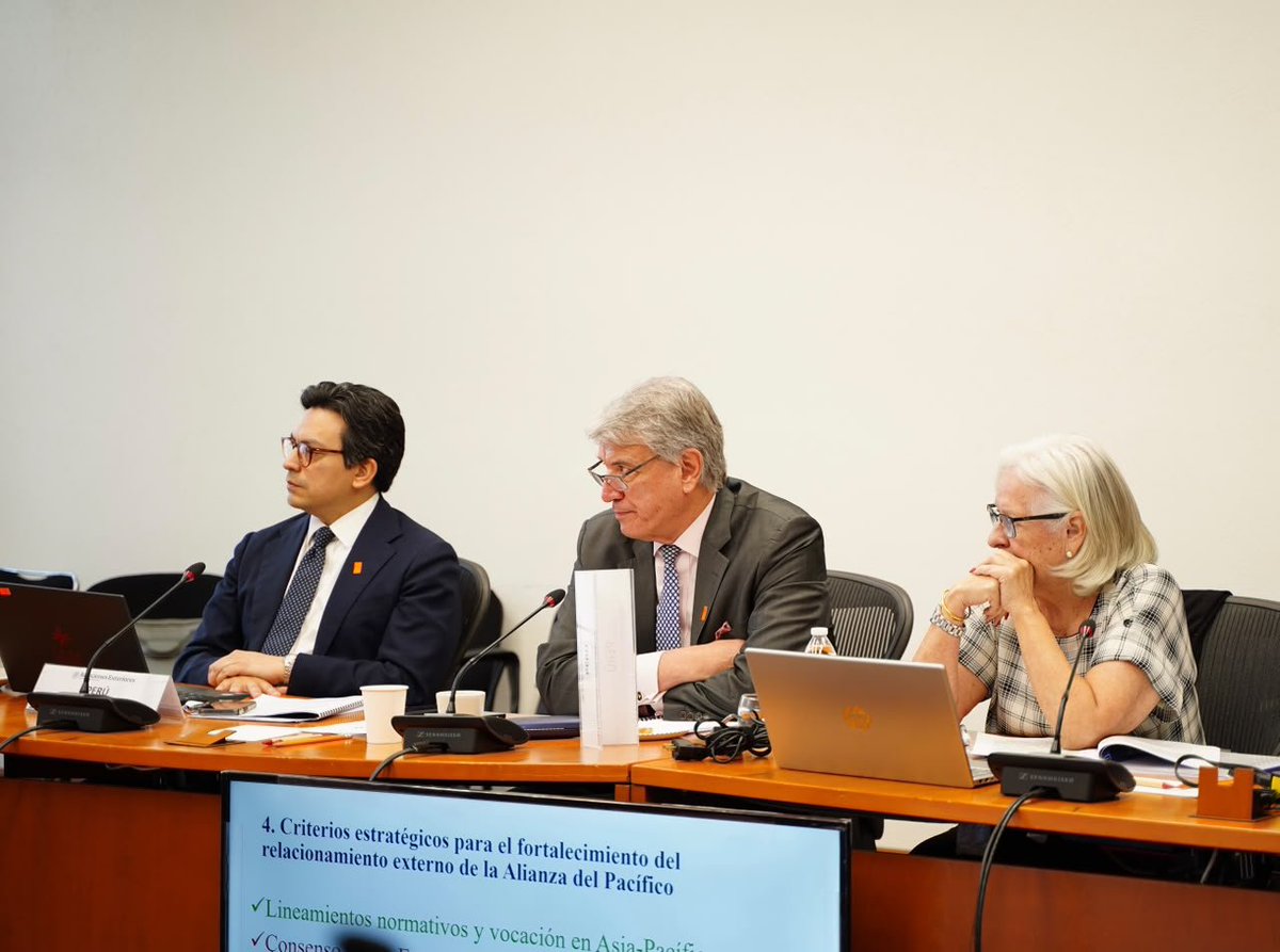 A_delPacifico's tweet photo. 📊🤝 Con el acompañamiento técnico de @el_BID, los países de la Alianza del Pacífico reflexionamos sobre cómo fortalecer nuestro relacionamiento externo: 🌎

✨ Ordenar prioridades
📈 Enfocar esfuerzos
🤝 Impulsar una cooperación más estratégica y orientada a resultados

#15AñosAlianzaDelPacífico