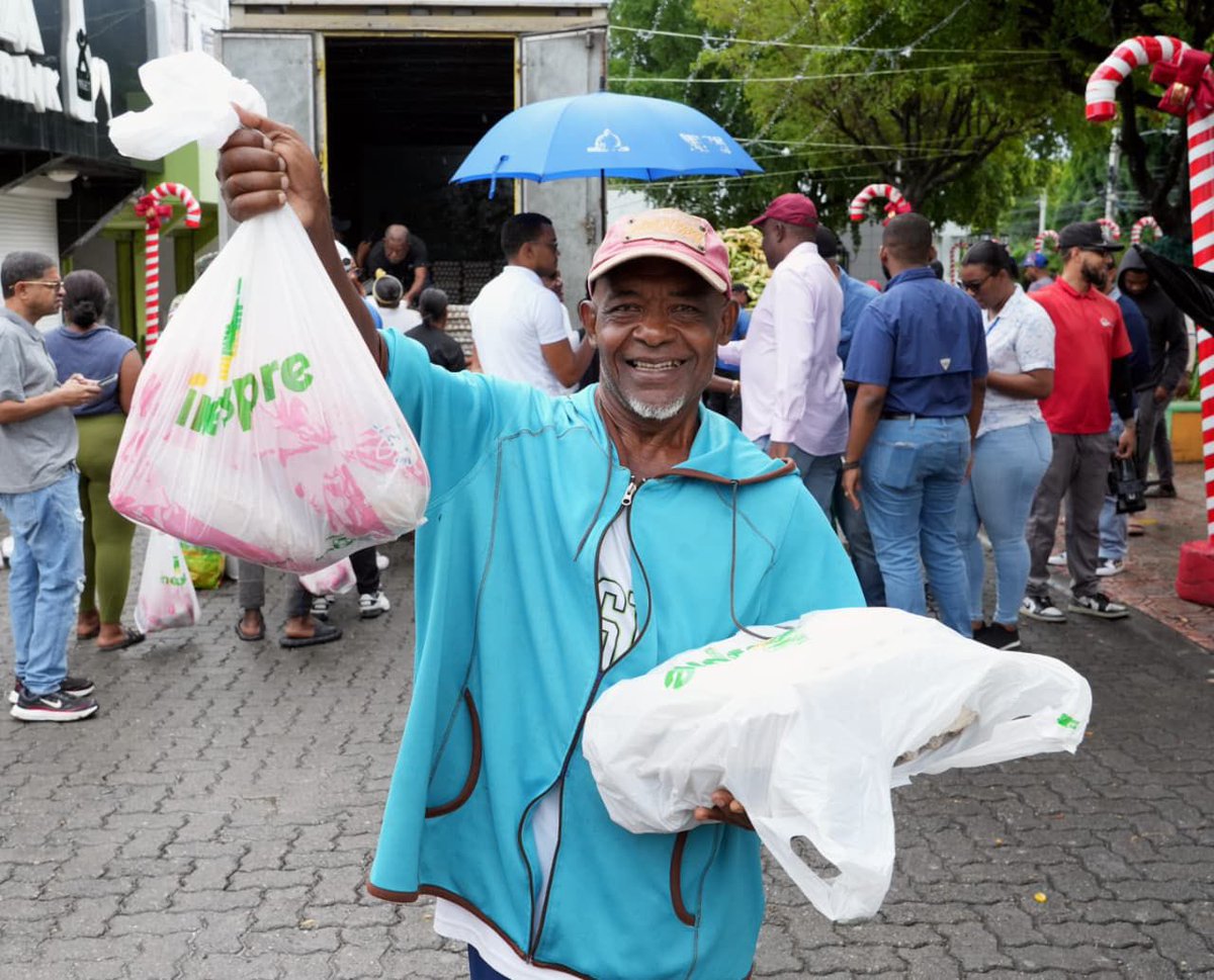 InespreRD's tweet photo. ¡La Ruta Alimentaria de Inespre sigue llegando donde la gente la necesita! 

Entre sonrisas, ahorro y productos frescos, seguimos recorriendo cada comunidad para ayudar a las familias dominicanas a cuidar su bolsillo.

#InespreRD #RutaAlimentaria https://t.co/RjZLYgz39U