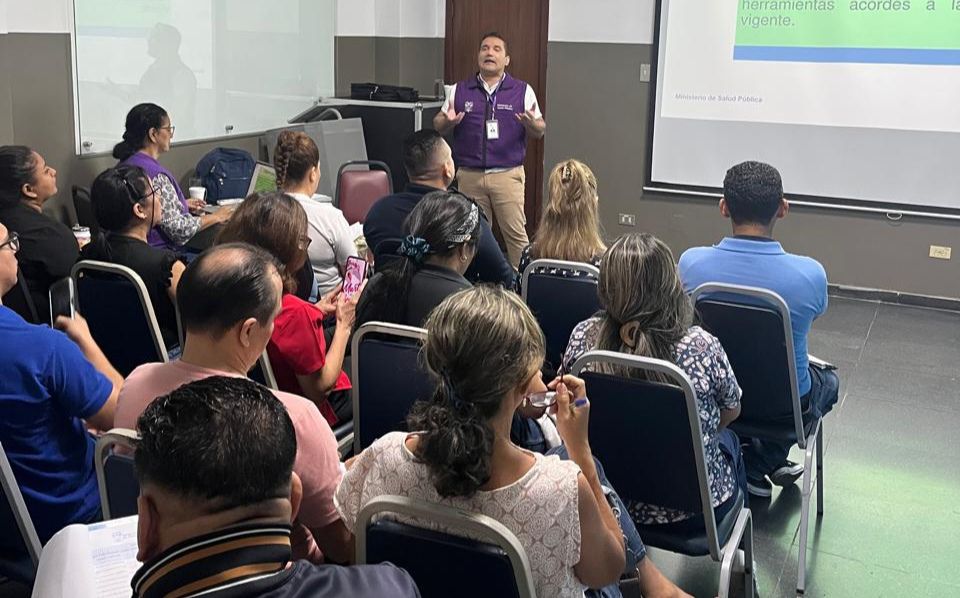 Salud_Guayas's tweet photo. 👨🏫Personal de @Salud_Ec capacita a trabajadores de #Aprofe sobre gestión interna de residuos 🚮 y desechos generados en establecimientos de salud, garantizando el fortalecimiento de la gestión y la clasificación correcta los desechos.
#ElNuevoEcuador https://t.co/xMOHy2y9tF
