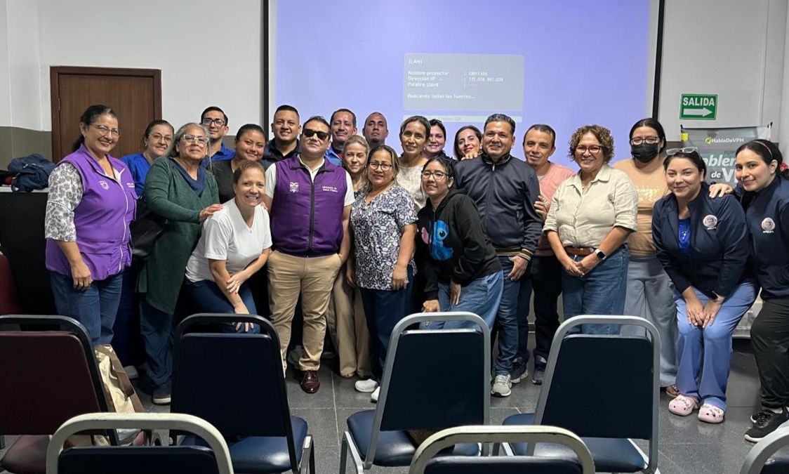 Salud_Guayas's tweet photo. 👨🏫Personal de @Salud_Ec capacita a trabajadores de #Aprofe sobre gestión interna de residuos 🚮 y desechos generados en establecimientos de salud, garantizando el fortalecimiento de la gestión y la clasificación correcta los desechos.
#ElNuevoEcuador https://t.co/xMOHy2y9tF