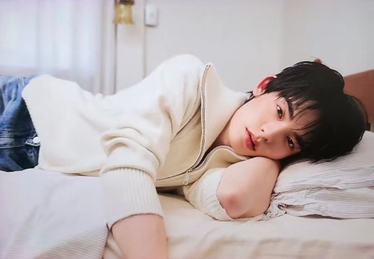 yuzhuitwnich's tweet photo. the waist line, the curve, the cunty pose, wanpichit you one lucky mf https://t.co/lG6UFoAcoc