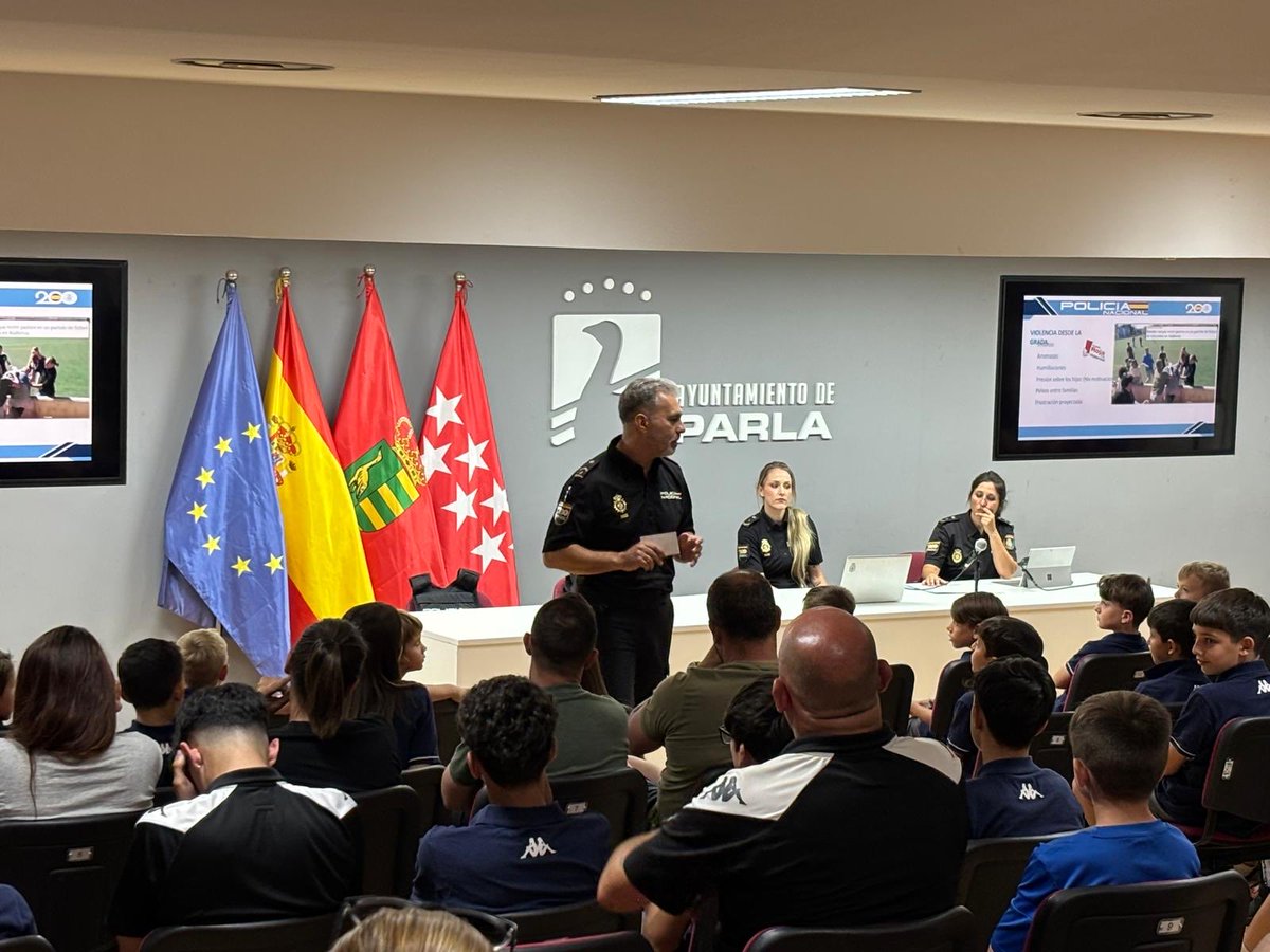 adparla's tweet photo. 👮⚽️Hoy nuestra cantera ha asistido a la charla promovida por la @policia sobre violencia en el deporte. 
Dirigida a jugadores, familiares y técnicos para la sensibilización y prevención de la violencia en campos de juego.🏟️
La Agrupación Deportiva Parla siempre comprometida con el respeto y los valores del fútbol. 
#stopviolenciaenelfútbol