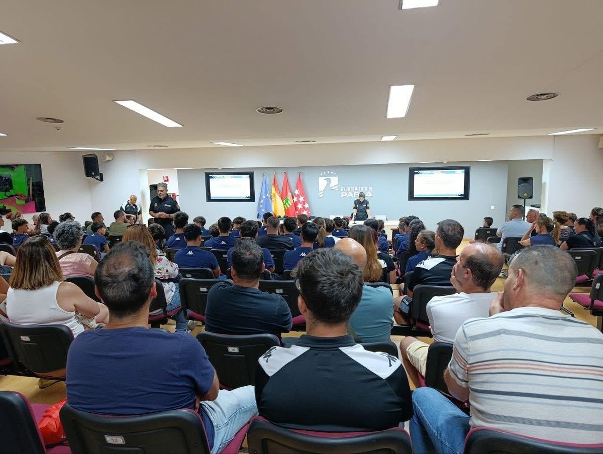 adparla's tweet photo. 👮⚽️Hoy nuestra cantera ha asistido a la charla promovida por la @policia sobre violencia en el deporte. 
Dirigida a jugadores, familiares y técnicos para la sensibilización y prevención de la violencia en campos de juego.🏟️
La Agrupación Deportiva Parla siempre comprometida con el respeto y los valores del fútbol. 
#stopviolenciaenelfútbol