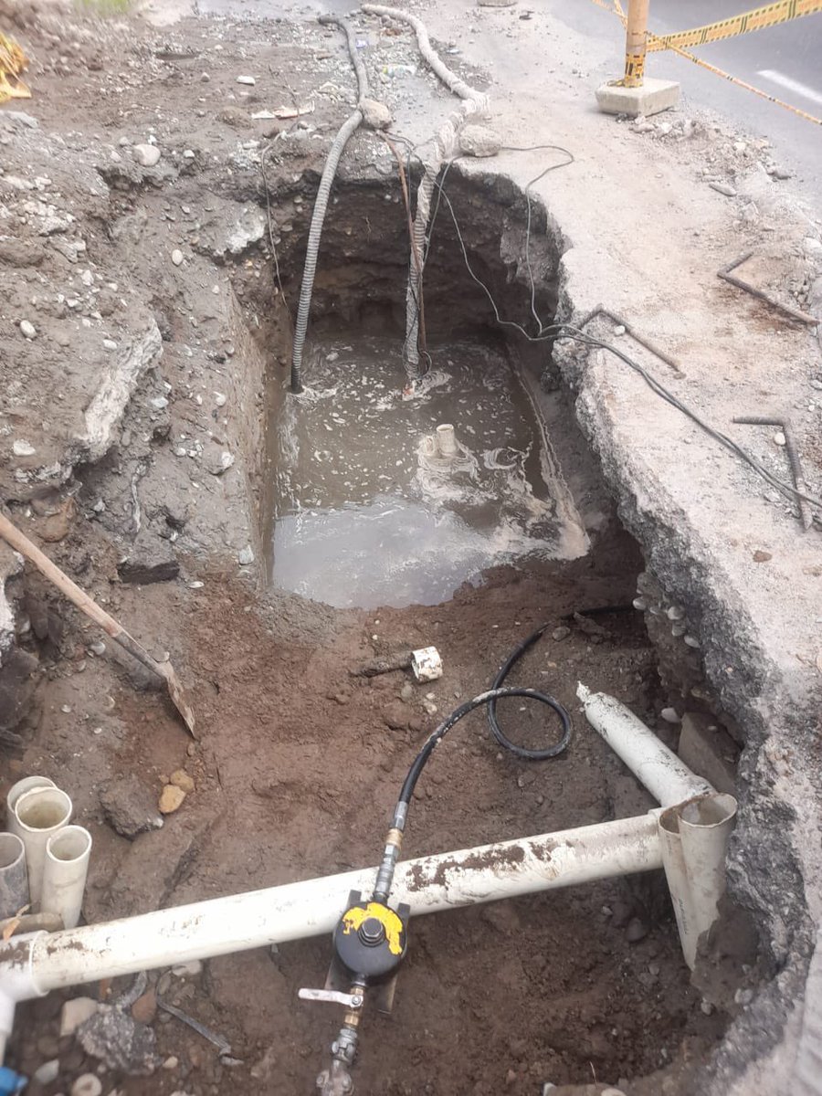 EPAESP's tweet photo. EPA avanza con la reparación de un tubo de 4 pulgadas del sistema de acueducto en el sector del barrio San Diego, con el propósito de garantizar la continuidad y calidad del servicio para la comunidad. https://t.co/rS9Upqsgxi