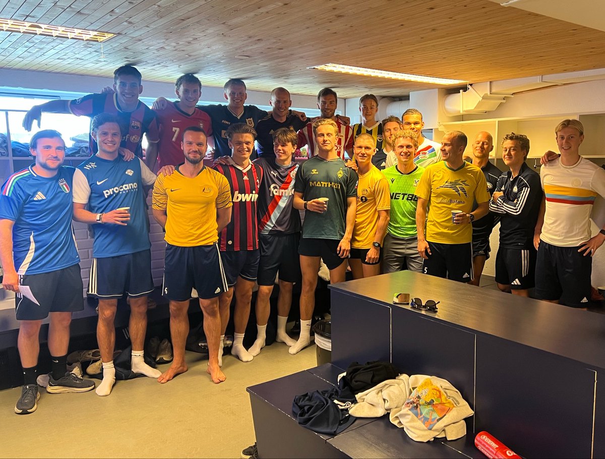 ReadyFotball's tweet photo. FOTBALLTRØYEFREDAG 💙

I kveld på økt tok gutta på seg ulike drakter og viste sin støtte til alle barn og unge som er rammet av kreft. I morgen oppfordrer vi alle til å gjøre det samme! Vi er alle på samme lag i kampen mot barnekreft. Vipps en valgfri sum til 4422 for å bidra 💙 https://t.co/An5YYwnwQ8