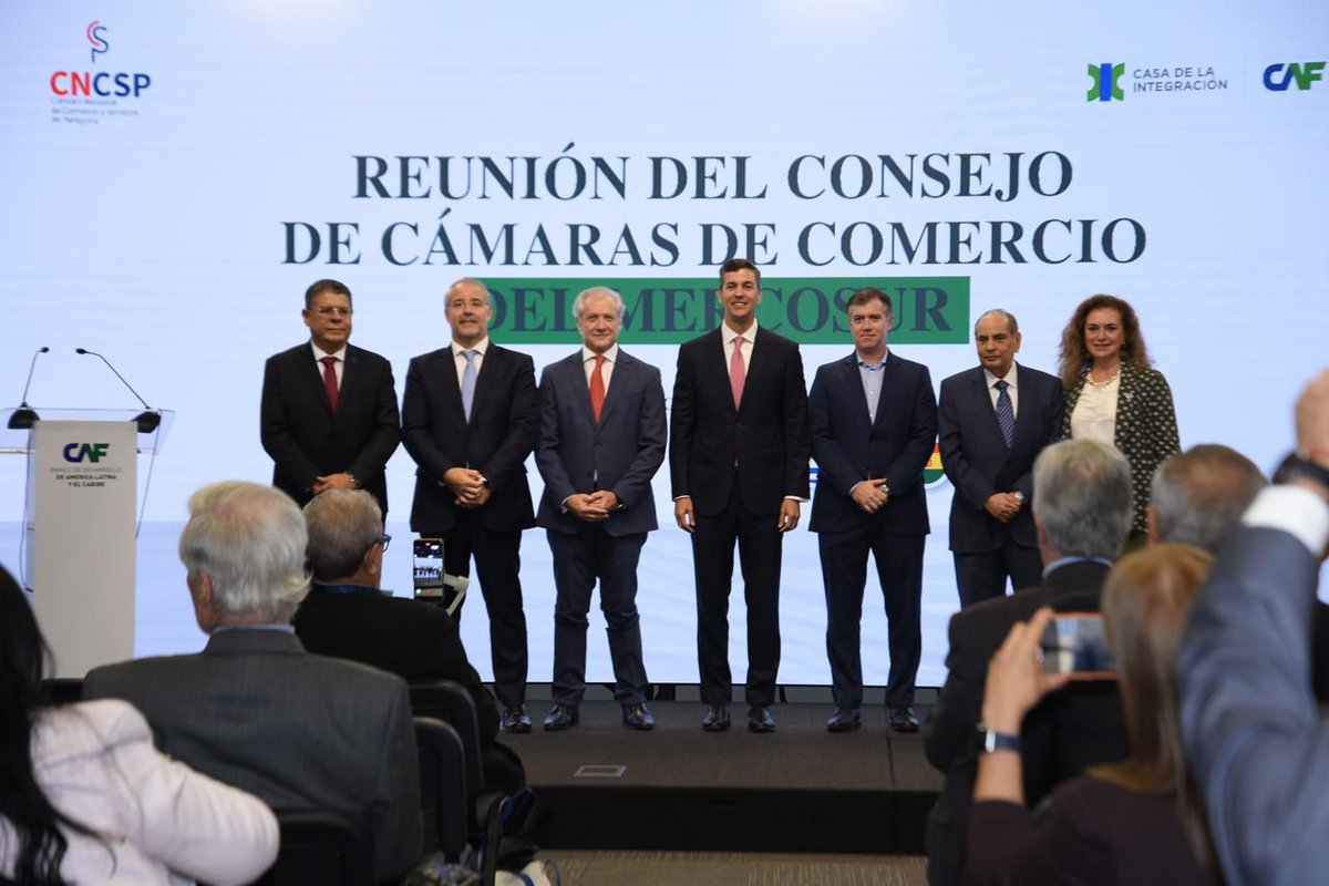 AgendaCAF's tweet photo. Líderes empresariales del @mercosur se reunieron en la Casa de la Integración de CAF para impulsar la integración regional, el diálogo económico y la competitividad del sector privado.

La jornada contó con la participación del presidente de Paraguay, @SantiPenap, representantes empresariales de Argentina, Brasil, Uruguay, Bolivia y Paraguay, y autoridades de CAF.

Infraestructura logística, comercio intrazona y clima de negocios fueron algunos de los temas clave del encuentro, que cerró con el traspaso de la presidencia pro tempore a Uruguay.