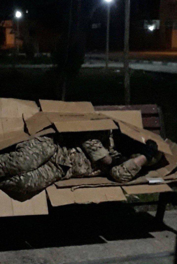 patriot_apranik's tweet photo. اینترنت رو قطع کردند تا شما نبینید که مزدورانشون به چه خفت و خواری‌ای افتادند و چطور لای رهبرشون پیچیدن و توی یک پارک خوابیدند! :)) https://t.co/sETAVO0mqs
