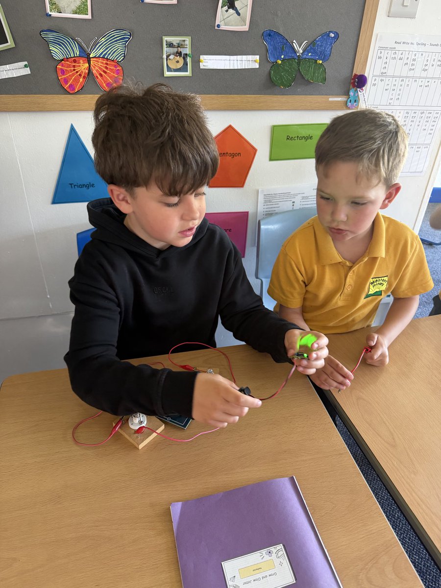 minishant_ps's tweet photo. Class One were exploring electric circuits today #STEM #Sensemaking 🔋🔌💡 https://t.co/7DrSwoRPSm