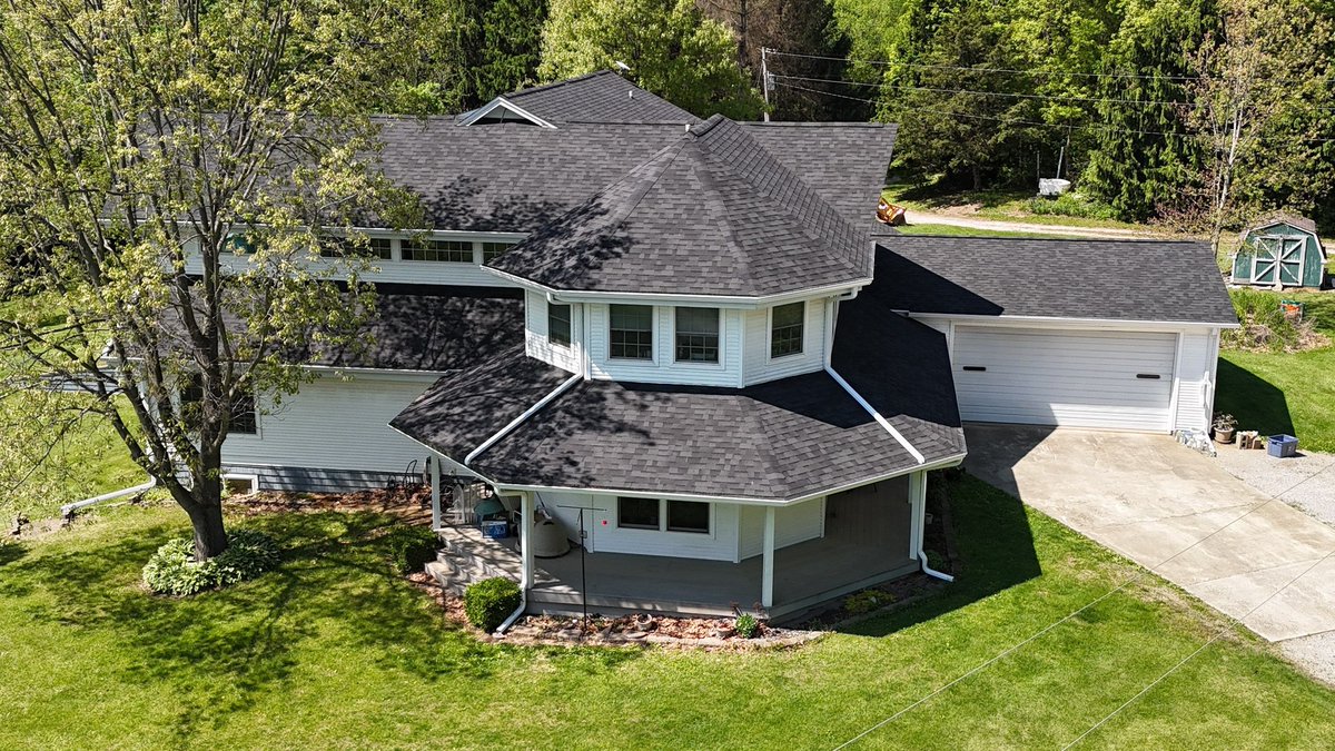 MalarkeyRoofing's tweet photo. Honestly, pictures don't even do the scale of this Illinois home justice.

We love how this roof turned out. The homeowners went with our Vista® AR shingles in Brilliant Black, which pairs perfectly with the white and grey exterior. It’s a massive roof, but the color palette keeps everything looking balanced and sharp.

Excellent craftsmanship on display here by Koch Konstruction! 👏

#CurbAppealGoals @Amrize