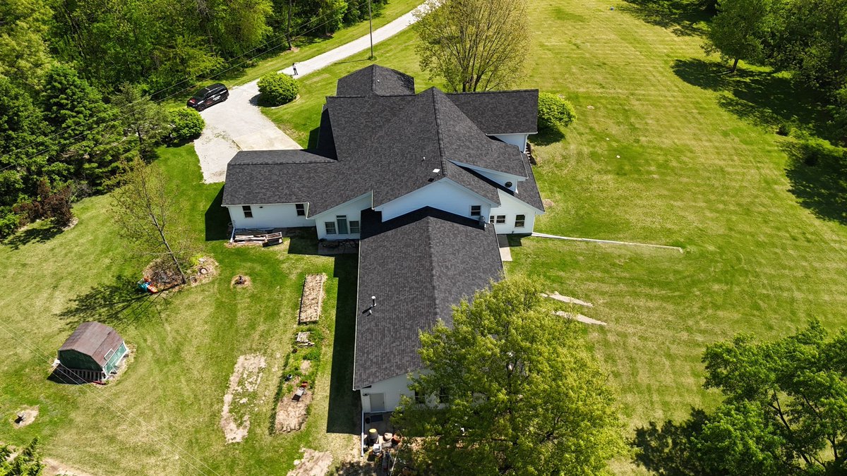 MalarkeyRoofing's tweet photo. Honestly, pictures don't even do the scale of this Illinois home justice.

We love how this roof turned out. The homeowners went with our Vista® AR shingles in Brilliant Black, which pairs perfectly with the white and grey exterior. It’s a massive roof, but the color palette keeps everything looking balanced and sharp.

Excellent craftsmanship on display here by Koch Konstruction! 👏

#CurbAppealGoals @Amrize