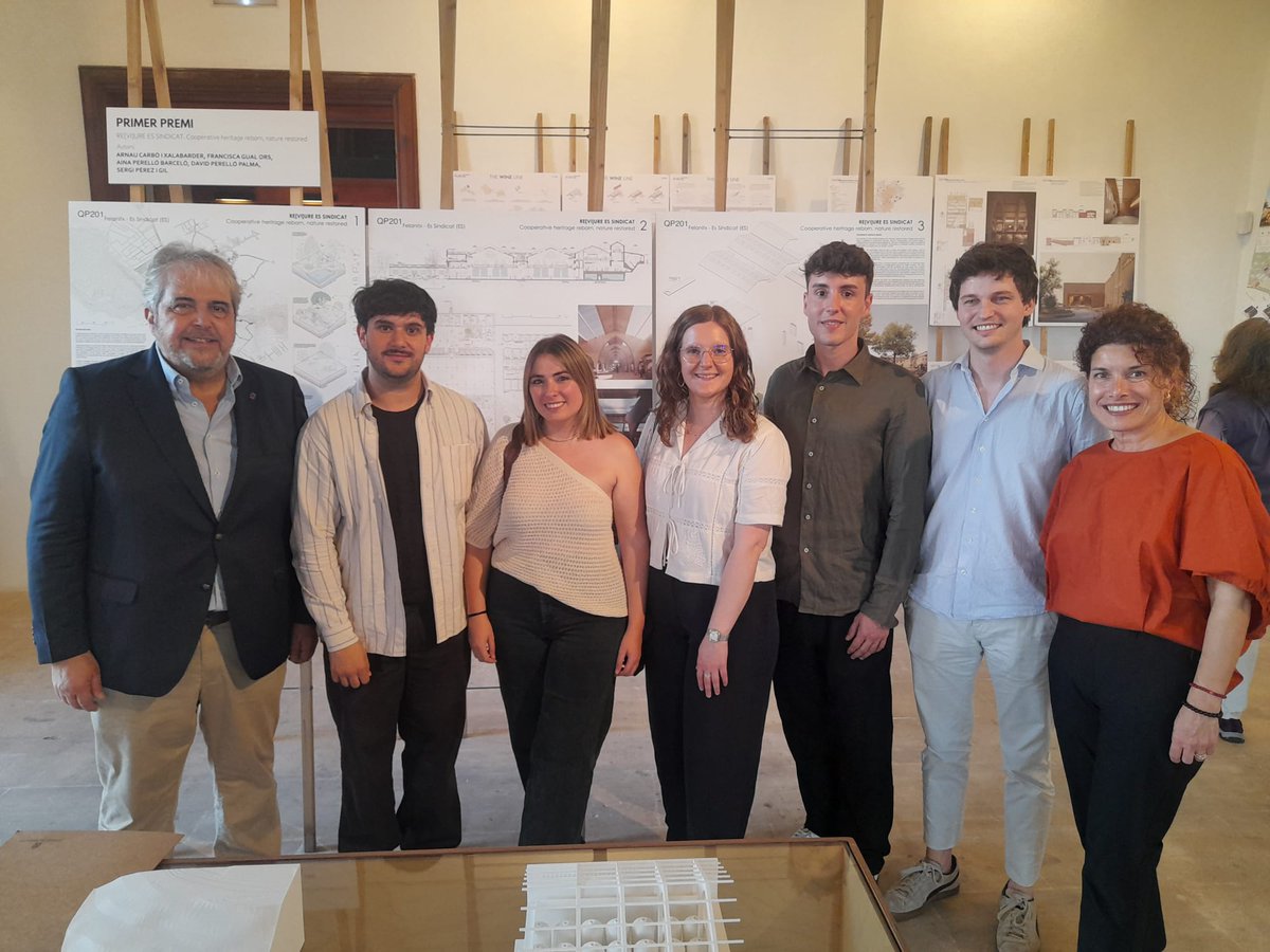 ejaumes's tweet photo. Assistim a l'exposició dels projectes presentats a l'Europan 18 sobre el Sindicat de Felanitx en el COAIB. Enhorabona a l'equip guanyador! ' Reviure el Sindicat" https://t.co/t6gJklU0b9
