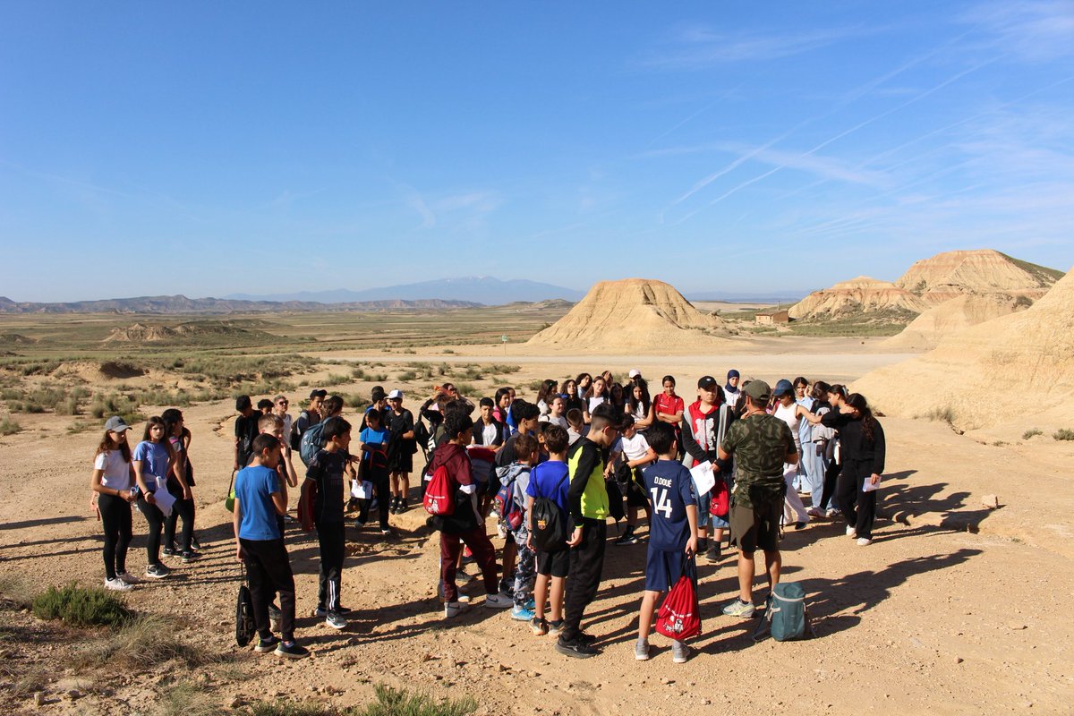 iesocastejon's tweet photo. ¡Un día de aventura para el alumnado de 1°ESO del @iesocastejon! ☀️🏜️ Exploraron el impresionante paisaje de las Bardenas Reales, compartiendo risas y descubriendo la naturaleza en la mejor compañía. 🎒🚶‍♂️🚶‍♀️
¡Una experiencia inolvidable! 🌵✨
#convivir #juntxs #aprendizajes https://t.co/a4yX9YHnyL