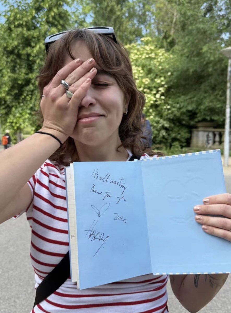HS_News_2's tweet photo. Harry met a fan in Amsterdam yesterday and signed a book “It’s all waiting there for you”

As he was leaving, he crossed his fingers. https://t.co/ZiBErM3JqT
