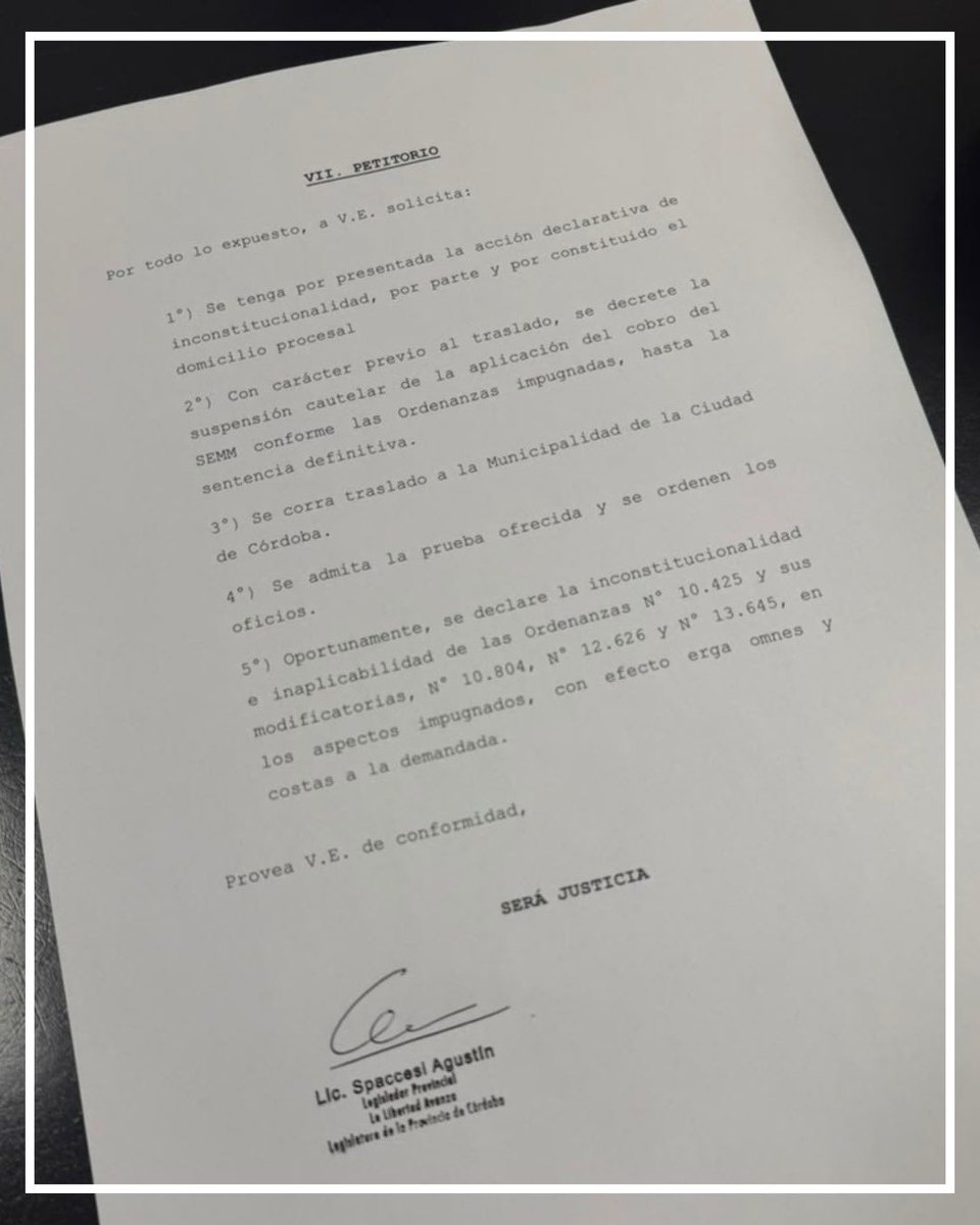 SpaccesiAgustin's tweet photo. 🚨 PRESENTAMOS UNA ACCIÓN DE INCONSTITUCIONALIDAD CONTRA EL ESTACIONAMIENTO MEDIDO EN CÓRDOBA 🚨

Acabamos de presentar ante el Tribunal Superior de Justicia una acción de declaración para pedir que se declare la inconstitucionalidad de la ordenanza del SEMM, aprobada por el peronismo y el juecismo en la ciudad de Córdoba.

Porque esto no es una simple tarifa.
Es un robo disfrazado de estacionamiento medido.

📌 Una persona que trabaja 8 horas por día, 5 días a la semana, puede terminar pagando alrededor de $200.000 por mes solo por dejar el auto en la vía pública.

Mientras muchos cordobeses hacen un esfuerzo enorme para llegar a fin de mes, el municipio les crea una nueva carga impagable, atada al precio de la nafta y actualizable todos los meses.

⚖️ En la demanda planteamos que este sistema:

❌ cobra sin una contraprestación concreta y diferenciada;
❌ se superpone con otros tributos municipales que los vecinos ya pagan;
❌ resulta irrazonable y confiscatorio;
❌ actualiza la tarifa de forma automática;
❌ excluye a quienes no pueden pagar digitalmente, especialmente adultos mayores y personas con discapacidad.

Córdoba necesita orden.
Pero el orden no puede ser una excusa para meterle la mano en el bolsillo al vecino.

No vamos a quedarnos callados mientras convierten estacionar en la vía pública en un lujo.

📍La Constitución está por encima de cualquier ordenanza.
Y los vecinos están por encima de cualquier caja política.