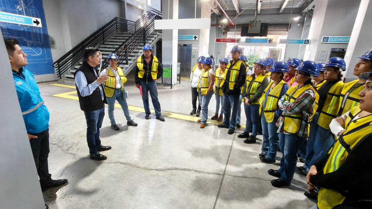 MICablebusCDMX's tweet photo. Hoy recibimos en la Línea 2 a un grupo de estudiantes de la carrera de Ingeniería Industrial de la UPIICSA-IPN. 

Esta visita a nuestras instalaciones representa un gran apoyo para enriquecer la formación técnica de los estudiantes en relación con los nuevos sistemas de transporte eléctrico en la ciudad.