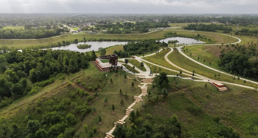 HoustonFirst's tweet photo. New 100-acre park, Hill at Sims Park, has officially opened in southern Houston.

The park features several pavilions, scenic overlooks, murals, hike-and-bike trails, and more.

Read more: https://t.co/I7qXK4VfDy https://t.co/dGHi88D0Nb