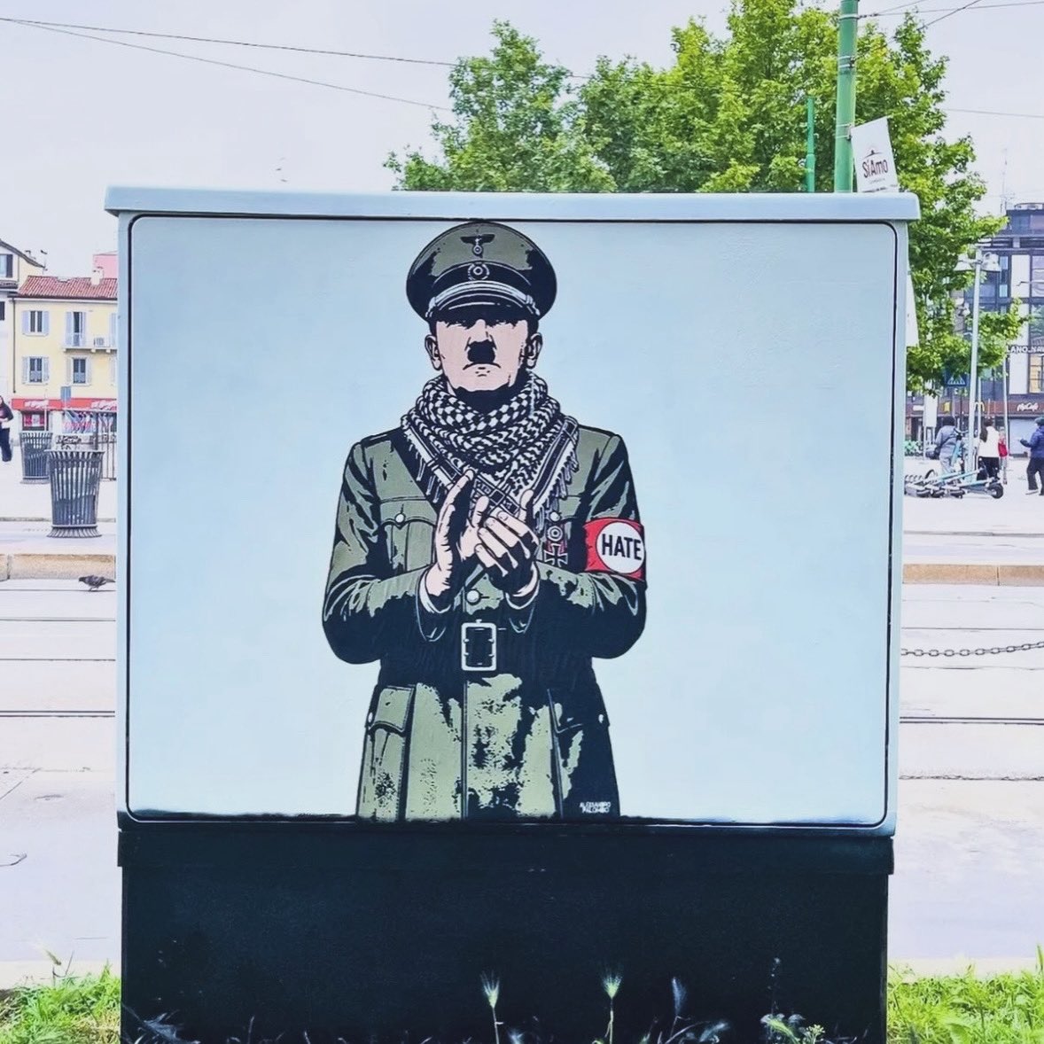 EricJC_Vial's tweet photo. L’œuvre choc qui dénonce l’#antisémitisme ! Adolf Hitler, soutien du nationalisme arabe en Israël, applaudissant le palestinisme contemporain. 
C’est la série de fresques – une dizaine au total – que vient de réaliser l’artiste de street-art AleXandro Palombo à Milan. https://t.co/jHtnJR5TzO