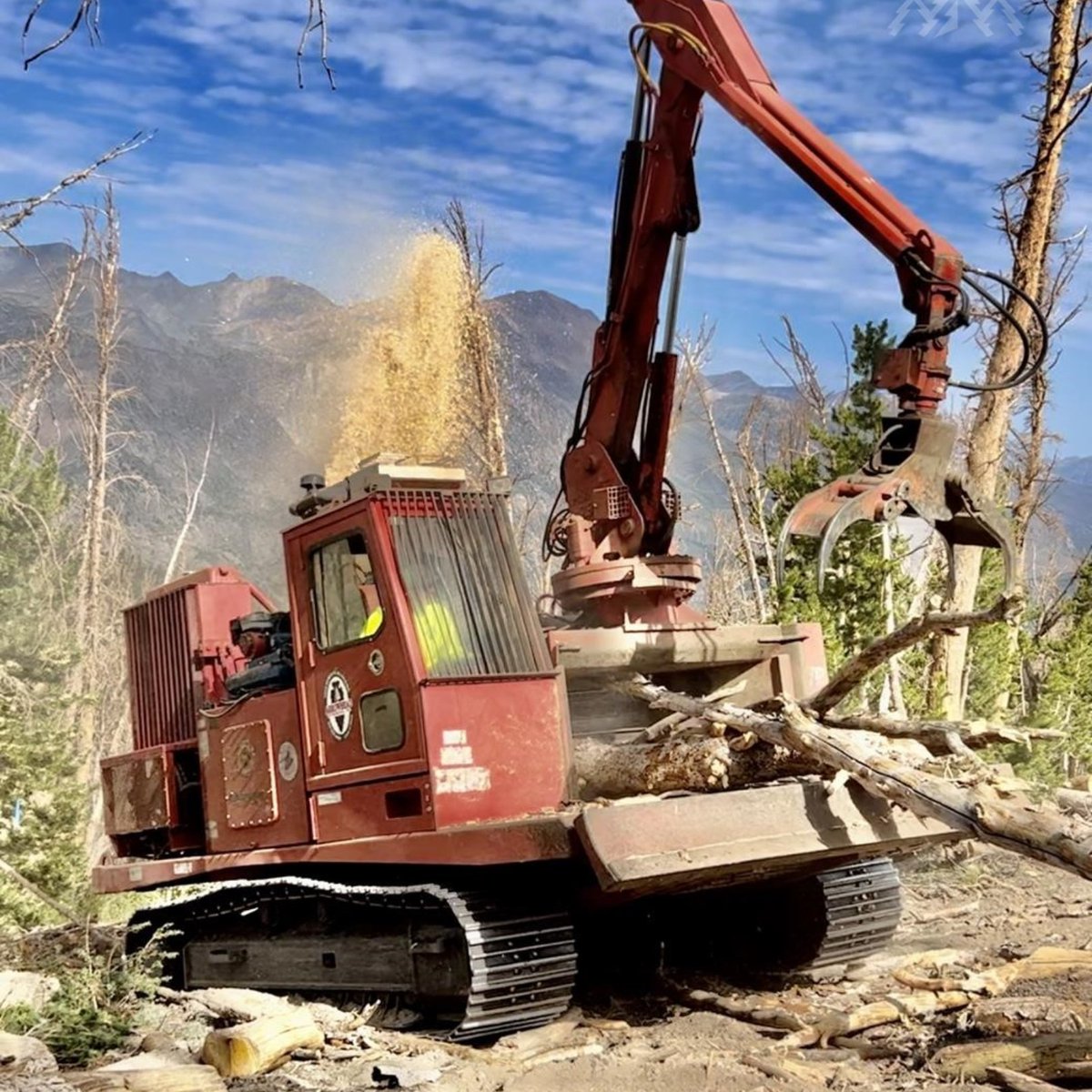 ForestryTrader's tweet photo. 𝟏𝟗𝟗𝟖 𝐌𝐎𝐑𝐁𝐀𝐑𝐊 𝟑𝟎/𝟑𝟔 𝐌𝐎𝐔𝐍𝐓𝐀𝐈𝐍 𝐆𝐎𝐀𝐓🐐
This #woodchipper has seen it all and may just be the GOAT.
🔗➡️ https://t.co/8vmbkCjDqc
🕜5,137 hrs
✅Morlift 250 grapple

 #LoggingLife #ForestryEquipment #MountainWork #WoodProcessing https://t.co/7SSQ5jnweO