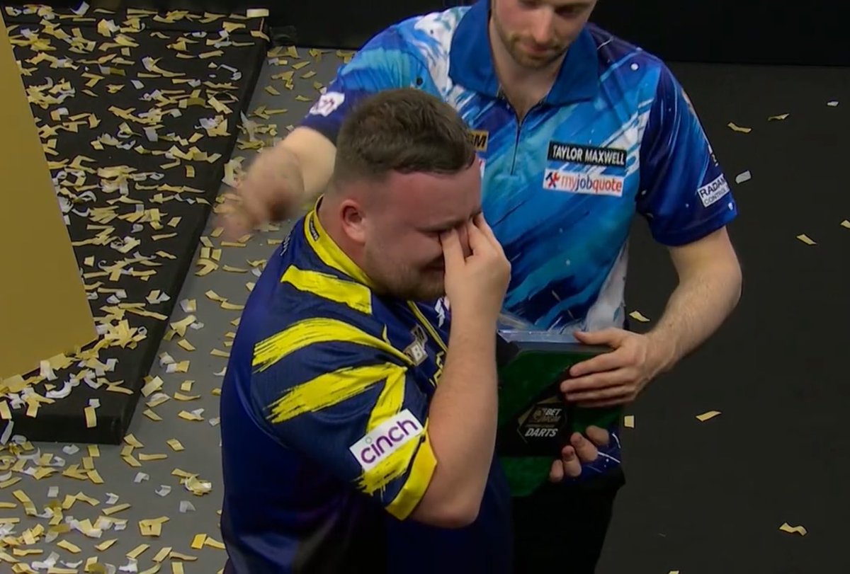 Live Darts tweet media