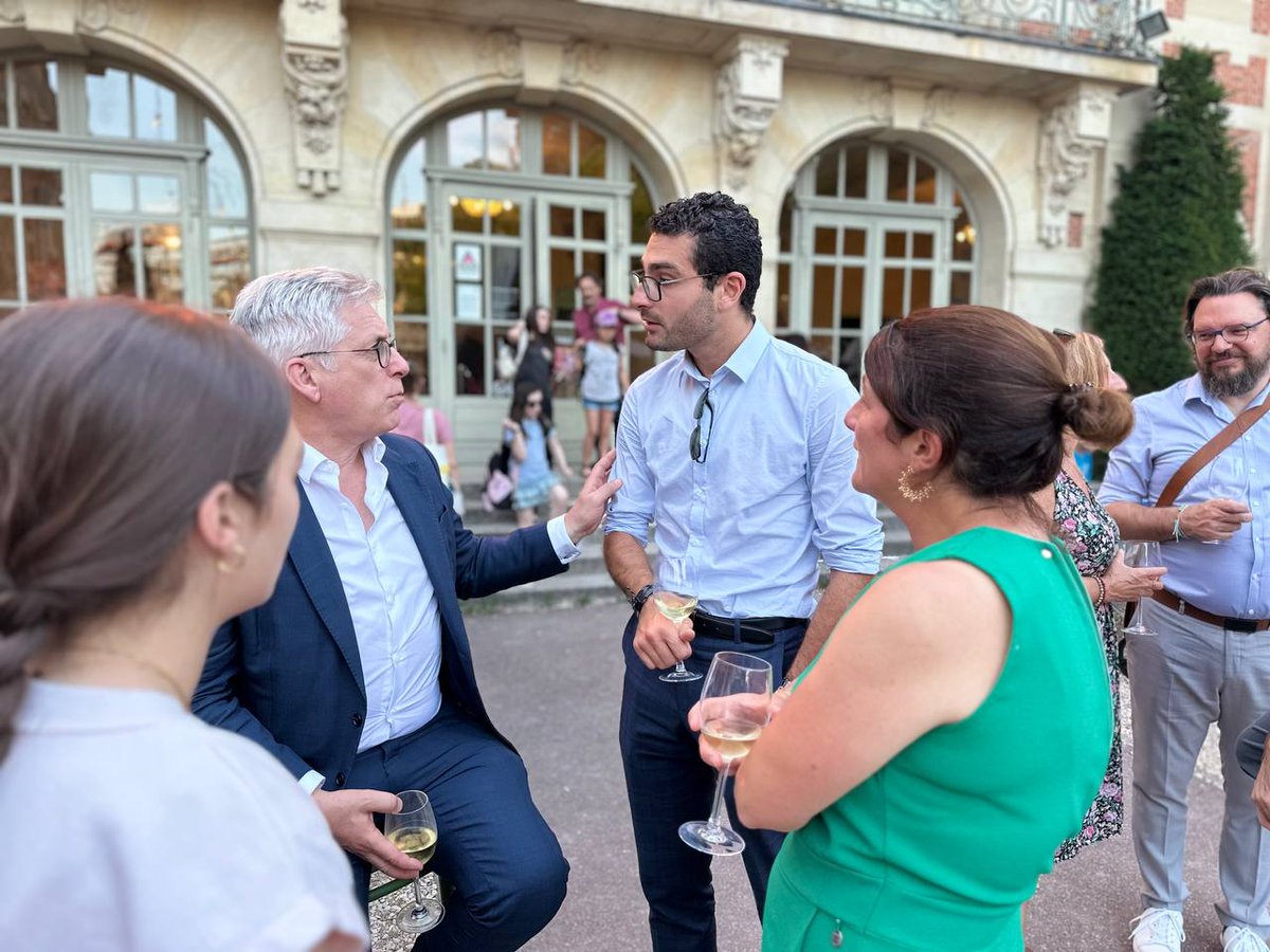 fredvalletoux's tweet photo. Profiter des beaux jours pour retrouver les amis et les soutiens à #Fontainebleau, et les remercier pour leur mobilisation tout au long de l’année à mes côtés. 🙏 https://t.co/0k4IeJzF6y