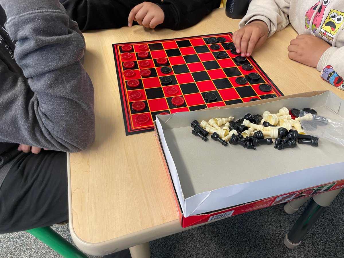 gfleming62's tweet photo. @ShoreAcresMDUSD 🦈🥰
@MtDiabloUSD 🥰🌳
After fifth grade move up practice, games in the library. https://t.co/ABKebfRIH4