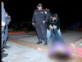 FrancisM0razan's tweet photo. El Halcon se merece el vergazo que le pusieron, no por insultar al guardia sino porque por años ha irrespetado a los muertos que va a cubrir llegando a tomarse fotos sonriendo entorpeciendo investigaciones al contaminar la escena del crimen. https://t.co/OFwh4PPK5K