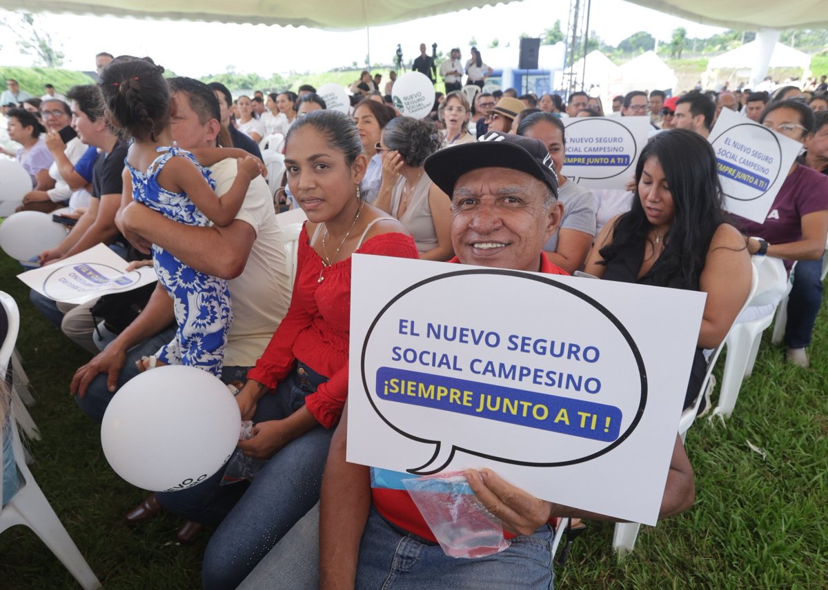 Presidencia_Ec's tweet photo. La tranquilidad de abrir la puerta de tu casa propia después de años de esfuerzo. O saber que ya no tendrás que viajar lejos para recibir atención médica. De eso se trata cumplirle a las familias ecuatorianas. 

En Santo Domingo de los Tsáchilas, más familias hoy cumplen el sueño de tener una vivienda gracias a Credicasa y Miti Miti. Además, entregamos dispensarios médicos repotenciados para brindar atención digna a las comunidades rurales.