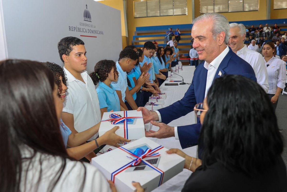scarletbenzan's tweet photo. Estuve presente en el encuentro realizado en el Polideportivo Las Caobas, donde 350 estudiantes dialogaron junto al Pdte. @LuisAbinader y el ministro @LMDeCamps, expresando sus ideas y necesidades con el propósito de impulsar iniciativas orientadas a su desarrollo académico y profesional.