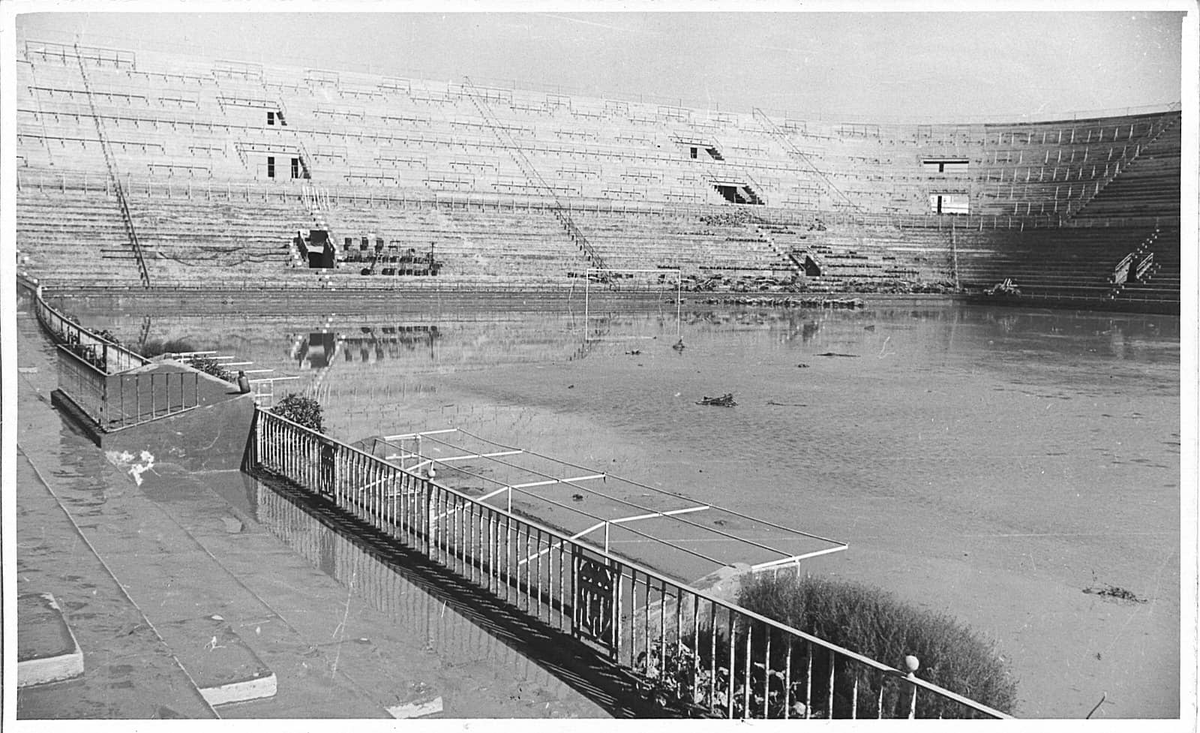 PassejantV's tweet photo. València. Així quedà l'interior del Camp de Mestalla després de la riuada d'octubre de 1957. https://t.co/XsYFfc8vA3