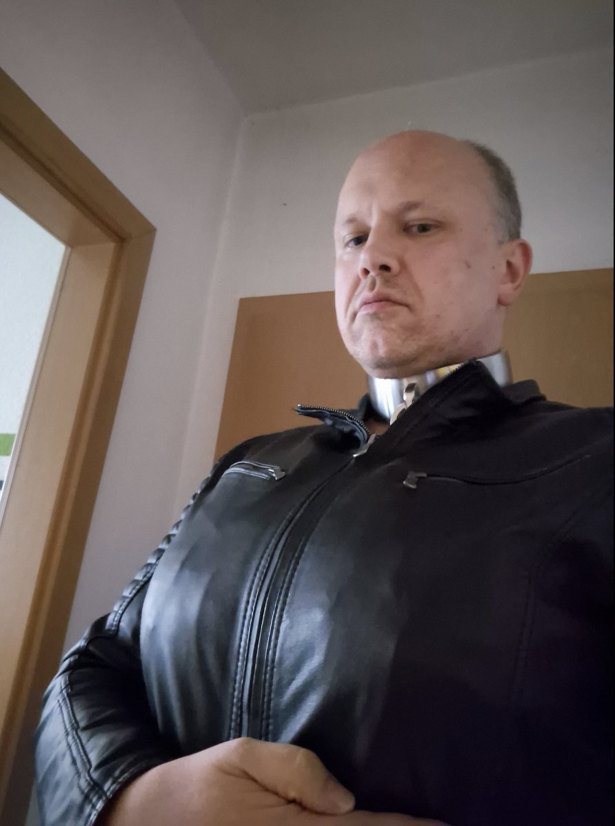 OmegaObjektF's tweet photo. Das Objekt F. in seiner Lederjacke mit seinen Silikontitten darunter.

#BDSM #Fetisch #Sklavenhalsband #Sklave #Femdom #Objekt #BM https://t.co/QcVX8nBtZA