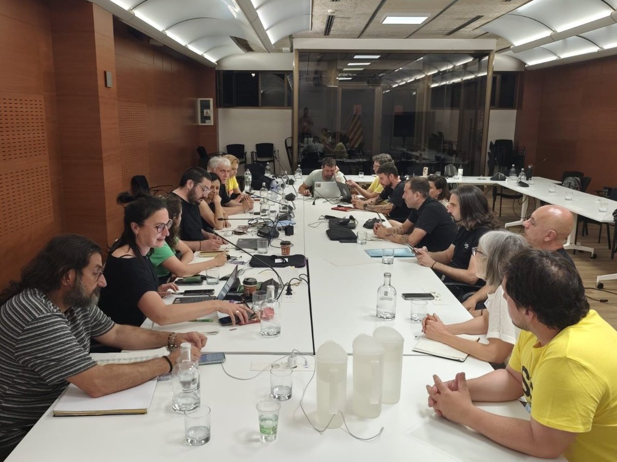 USTECSTEs's tweet photo. Estem tancats al Departament i acordem: 
- Ara tothom a Via Augusta! animem a fer acampada aquí davant!
- ⁠Demà concentració a les 10h coincidint amb la mesa que s’ha convocat! Tothom a fer pressió! 
(Qui no participi a l’acció de Montserrat)
#DignitatEducativa https://t.co/W60fmdhjN1