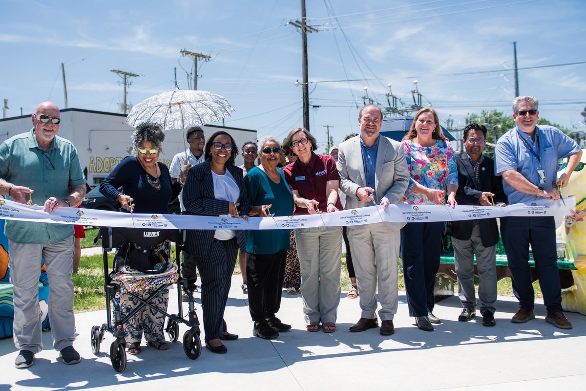 FortWayneMayor's tweet photo. Trails help connect our community in meaningful ways. 

This afternoon, I was proud to help cut the ribbon on the new Hanna Street Trail. This 4.5-mile trail will invite thousands of residents to new opportunities across our city. The cherry on top was the opening of the James Redmond Trailhead, honoring a longtime champion of trails in southeast Fort Wayne.