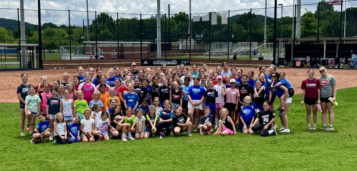 wcsnhssoftball's tweet photo. We had three amazing days of camp with our future Knights! So excited to have our alumni helping out! #uKNIGHTed https://t.co/WhO5FDfrOd