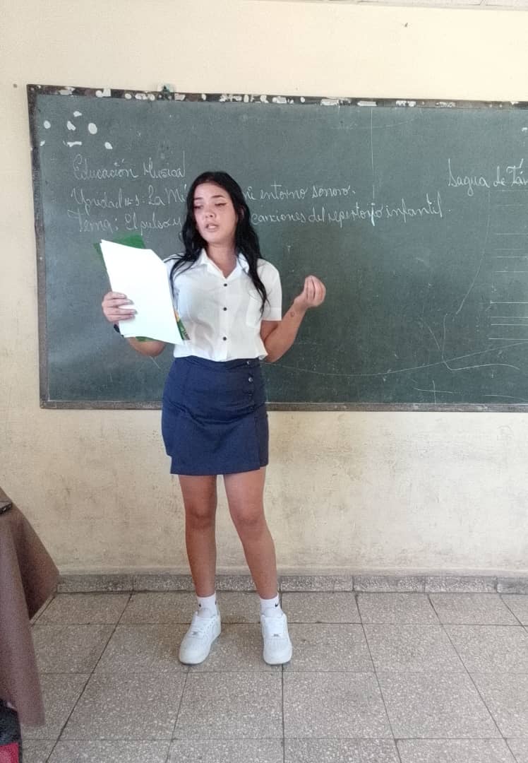 roberto287841's tweet photo. @DMESaguaDeT 
Se realiza la presentación del ejercicio final para la culminación de estudios de los educandos de la carrera de Educación Artística con buenos resultados. Muchas felicidades. Éxitos en la vida profesional.
#HonorHolguinero
#EducaciónDeCalidad
#DPEHolguín https://t.co/qyaJhpqqIm